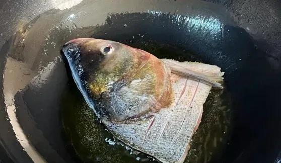 天冷了，怎么少得了这道菜呢？冬日里的鱼头豆腐煲