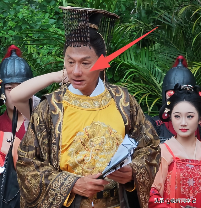 心酸！65岁港星景区打工，当年比肩刘德华，现如今成了酒糟鼻老汉