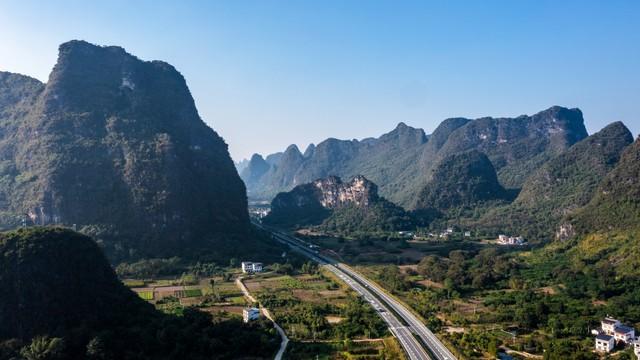 刚退休自驾的朋友注意！身体一旦出这4个信号，别硬撑，赶紧停车