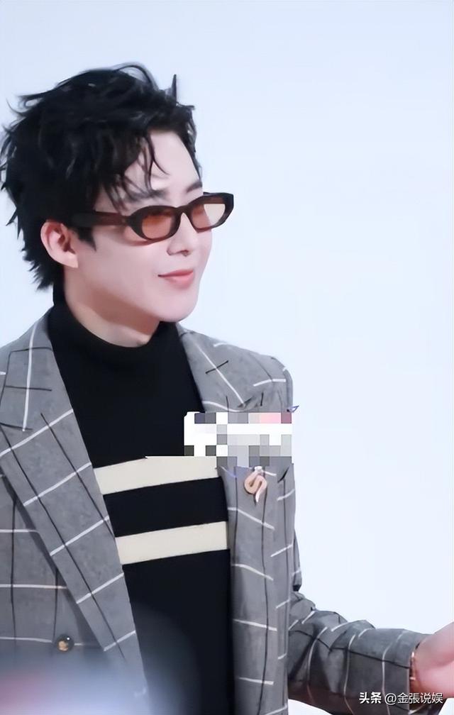 海南红毯好俗，毛晓彤挤出副乳，张萌深V不怕走光，宋茜胸骨凸出