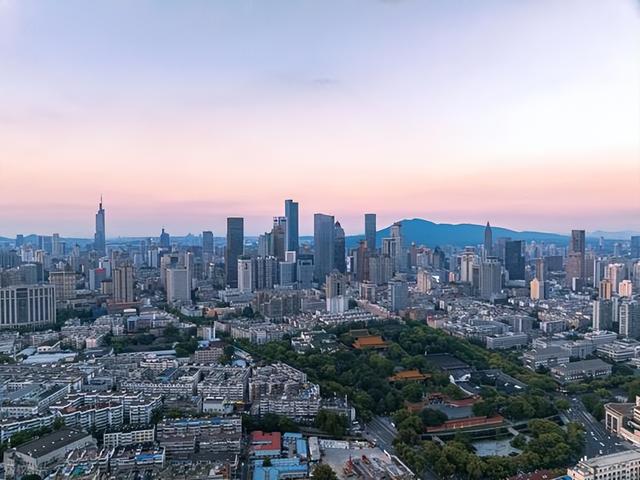 刚从南京回来，毫不客气说，南京是省会中，城建最好最霸气的城市