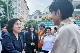 梦幻联动！华春莹与丁真同框图片