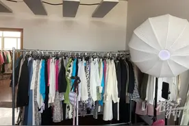 客户一麻袋一麻袋地退货，要么衣服是穿过的，要么货不对版！杭州这个直播卖家被7天无理由退货搞得有点烦图片