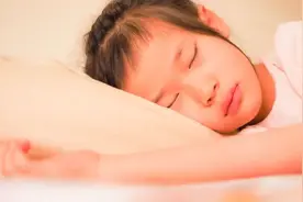 【关注健康】周末睡懒觉好不好？研究发现：周末补觉2小时，心脏病风险大大降低！图片