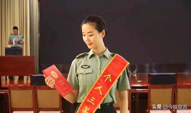 女民兵李思颖阅兵回家后仅半天，又有一个新身份：河北工大研究生