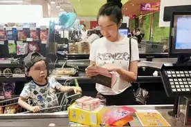 超市荒谬！孩子喝水设赔偿10倍陷阱，妈妈高明反击惊呆众人！图片