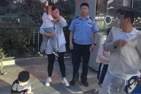 4岁男童贪玩迷路，民警充当“临时爸爸”暖心救助图片