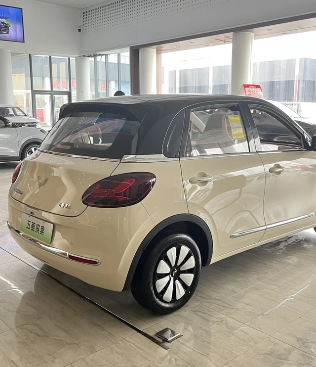 “价格屠夫	”再出手！五菱缤果一周内降价8000，小型电车市场洗牌