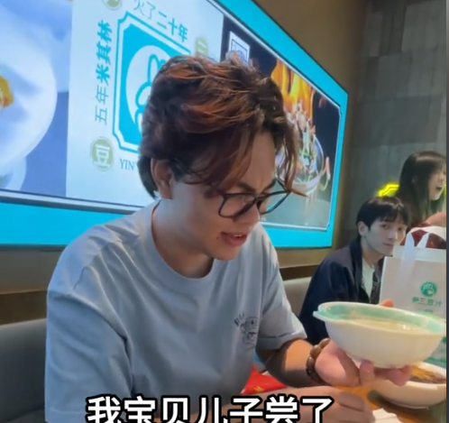 奇娜父母看升旗没哭，看完毛主席却崩溃暴哭，没想到被一小吃治愈