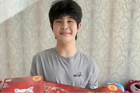 胡可晒大儿子安吉，拼积木迎新年，瘦下来的安吉越来越帅气了！图片