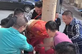 山西惊现低俗婚闹，新娘被掀裙子绑在电线杆上，哭喊“别摸别摸”图片