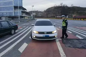 驾驶证被吊销还开车上路？交警：严查！图片