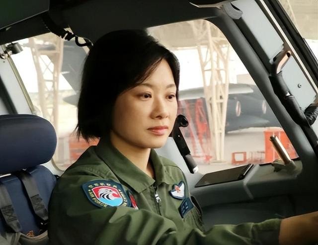 阅兵女机长身份曝光！私生活被扒牺牲太大，老公身份也不简单