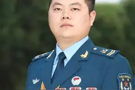 士官正常服役满3期就可以安排工作，为何大学生军士要满4期呢?图片