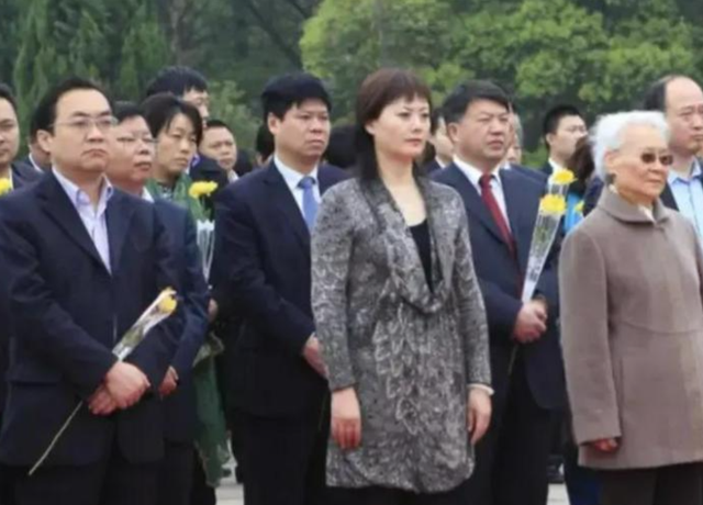 1984年，王光美来到河南和当县长的儿子刘源，留下一张珍贵的合影