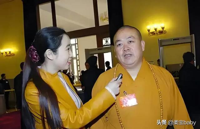 22年前，释永信与师姐释永梅合影曝光！她胸前挂着当时最时尚手机