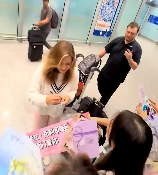 K宝来北京了！大夏天她穿厚毛衣，一头金发披散下来，像仙女一样