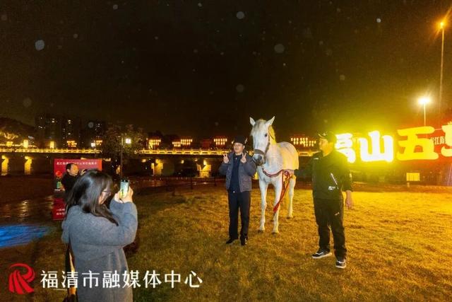 美！龙江灯组“一江两塔”已就位！