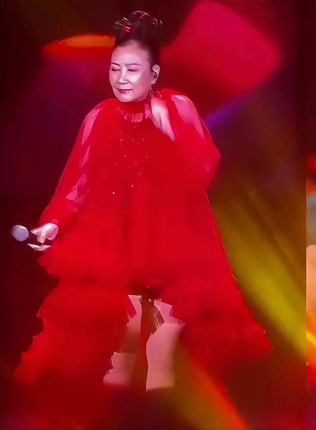 77岁还能压轴上央视春晚，无儿无女拼命赚钱，却有人给她磕头拜年