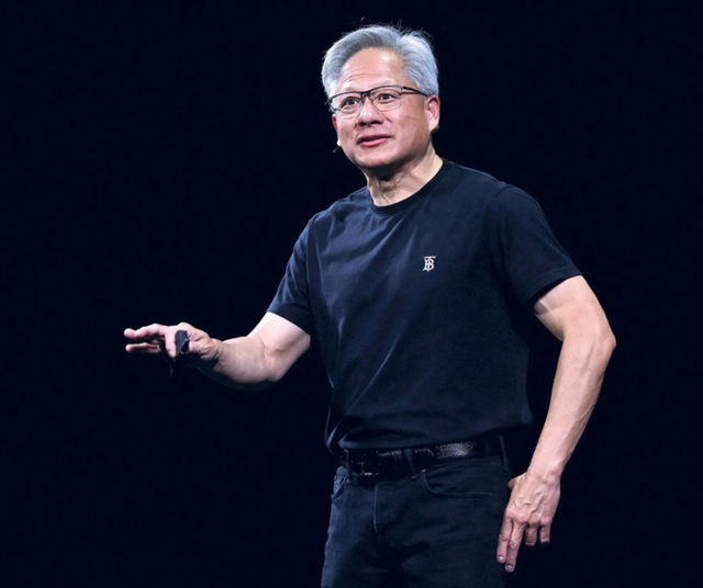 美国最强劲敌出现，并非中俄，黄仁勋一针见血