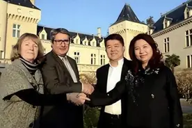 10年强拆佛寺建会所的云南富豪，三年后坠机身亡，妻跪求佛门超度图片