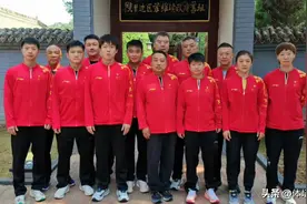 大气！郭斌6枚金牌全部造好，一家四口幸福现身，穿拖鞋休闲松弛图片