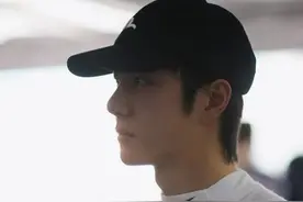 雨中逆袭！赛车手王一博夺得GT中国杯热身赛亚军图片