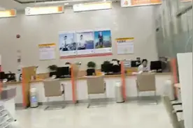 储户1.5万工资被平台“莫名其妙”划扣，系银行擅自开通第三方支付？银行解释：为开卡流程快，系统一键绑定图片