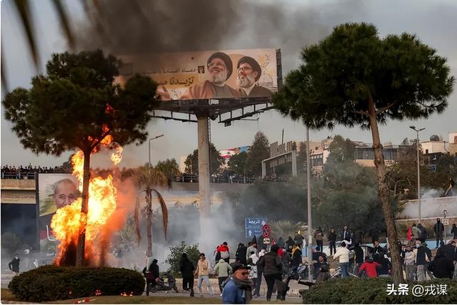 中东大动作！美制裁断粮以空袭拆家，真主党扛不住？