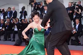 肩带崩断、裙底露底裤，15位女星红毯“大泄春光”，太尴尬了图片