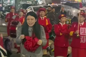 笑死！成都男子请锣鼓队帮老婆庆祝30岁生日，老婆：这是当街拉屎图片