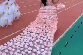 这届家长也太“卷”了！家长给女儿缝制999朵纸玫瑰裙走秀图片