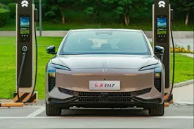 红旗车能用蔚来充电桩了！一汽红旗与蔚来能源实现充电互联互通图片