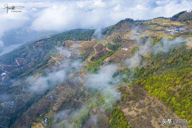 摩旅偶遇大理郊外的山区风光,云雾飘渺梯田春色,这就是永平县啊