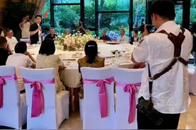 黄海波和曲栅栅高调庆祝结婚10周年，黄磊现身道贺，8岁儿子抢镜图片