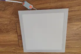 卫生间灯不够亮，自己动手换，一共分几步图片