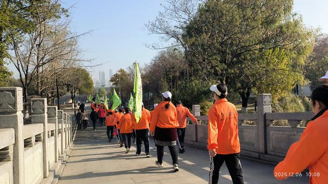 行走在月湖公园