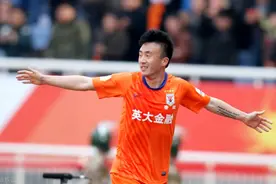 “白斩鸡”再现！中超1米91高中锋脱衣庆祝，比王永珀更夸张图片