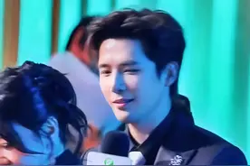 笑到打鸣！王安宇白玉兰主持把人笑劈叉，这梗是吃了脱口秀剧本吧图片