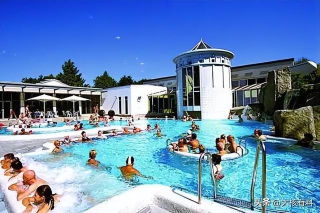 德国混浴温泉只为治病？要求一丝不挂男女混浴，男女共浴要花41欧