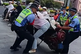 女子被交警强行拖下电动车后续！交警回应，果然有情况！网友炸锅图片