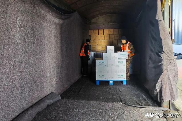 山泉水乘火车走四方