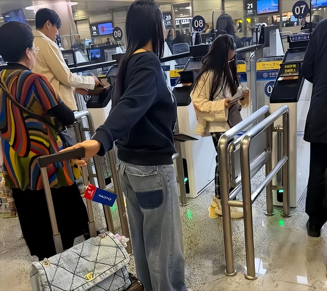 57岁伊能静全家度假，膀大腰圆不再少女，9岁米粒手机不离手