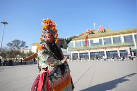 “天生花脸”秦腔演员安万：入行第37年，这张“烂花脸”在西安城燃起了人们心中的一片秦腔烈火图片