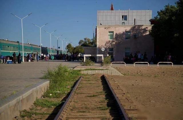 蒙古国距中国最近的县城，用中国电，花人民币，还想喝咱的自来水