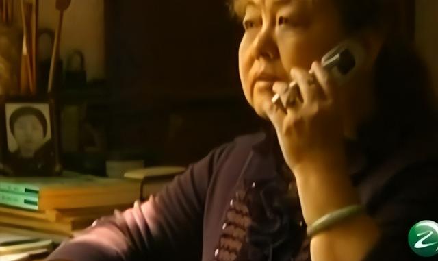 武汉小伙突然死亡，母亲将他手机一起火化，下葬一年后竟接到电话