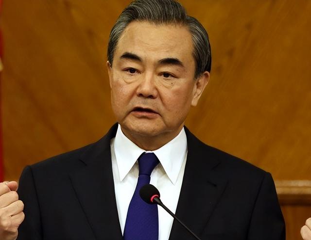 美贵客在北京入座，王毅2字定位中美关系，不是对手，更不是敌人