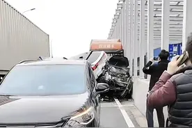 撞作一团！今晨上海绕城高速多车追尾 幸无人员伤亡图片