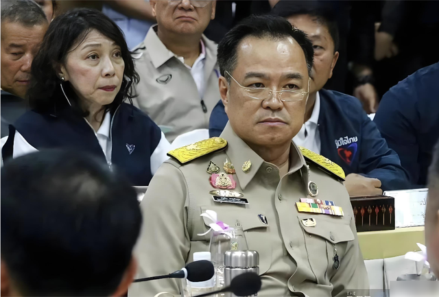 洪森父子已被泰国打服，不再强势，对出卖他信父女悔不当初