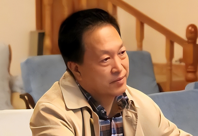 非法敛财100亿！出门12名女秘书相伴，之前有多嚣张如今就多落寞